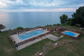 Lake Bluff Inn and Suites